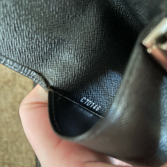 SOLD! Louis Vuitton 6 Key Epi Noir - Picture 4 of 5